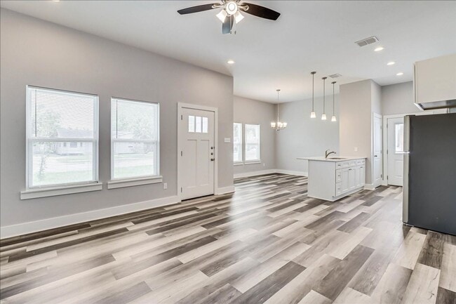 Building Photo - 5017 Moravian Dr