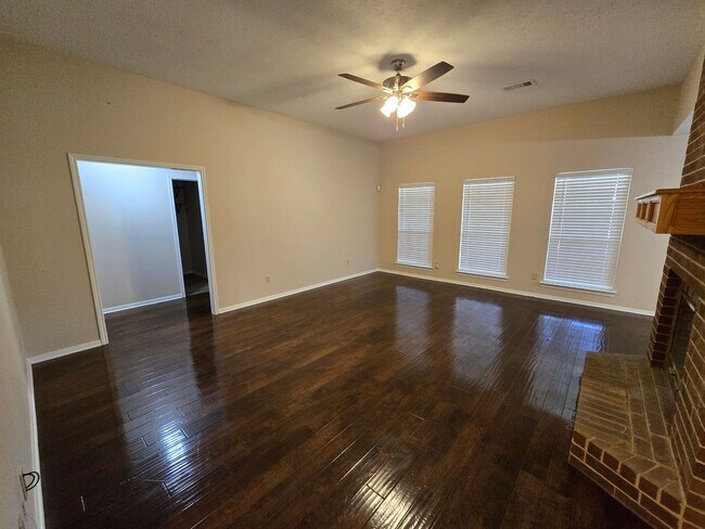 Building Photo - Bryan - 3 Bedroom - 2 Bath home with garag...