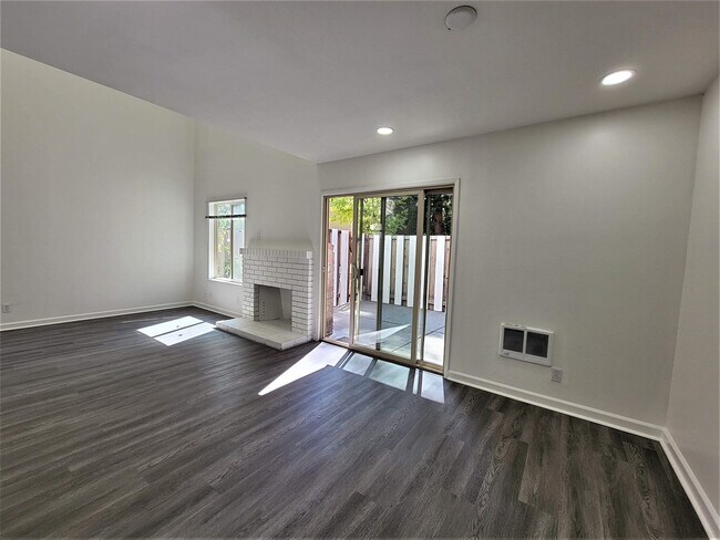 Building Photo - 2553 Lancaster Ct
