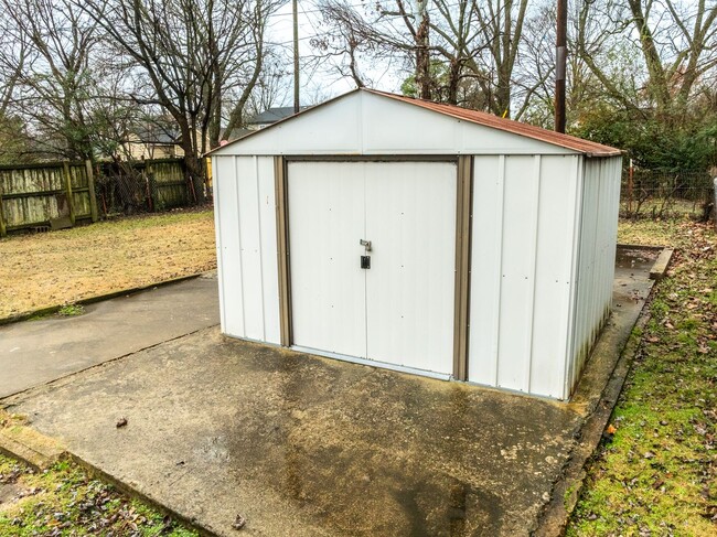 Building Photo - Freshly Updated 3 Bedroom House