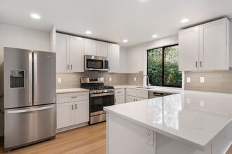 Building Photo - A Spacious Home in the Prestigious Sahalee Neighborhood with 2 Bed plus den and 2 Bath