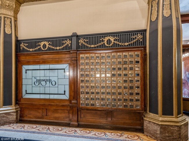 Building Photo - 2800 N Pine Grove Ave