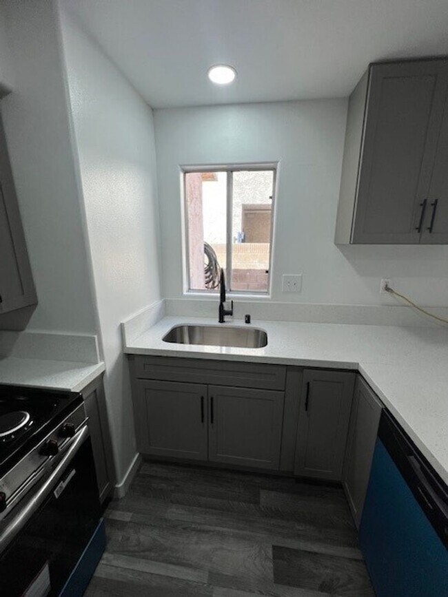 Building Photo - 1110 W 163rd St