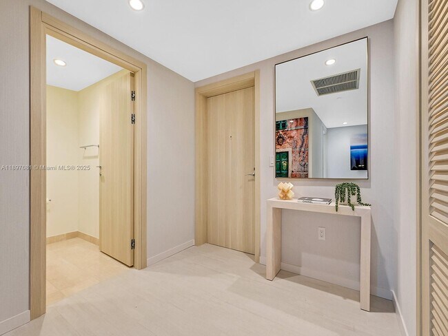 Building Photo - 1000 Brickell Plaza