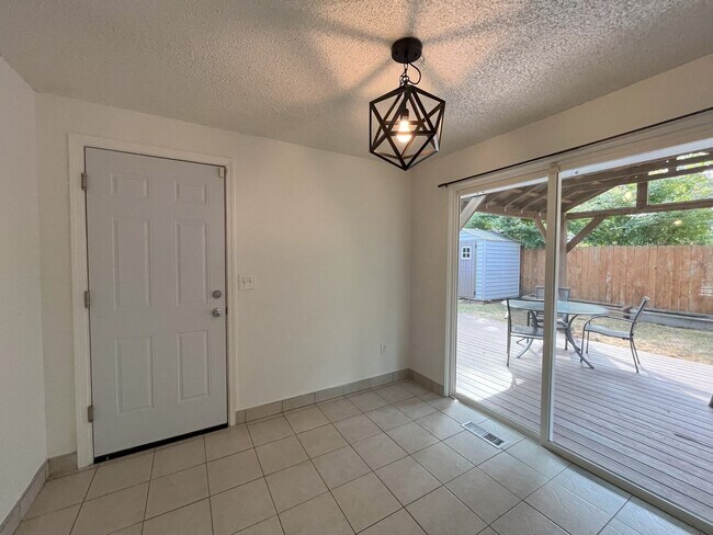 Building Photo - Spacious Yet Cozy 3BR/2BA Home with Garage...