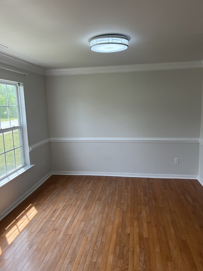 Building Photo - Spacious 6-Bedroom Home with 3 Bathrooms i...