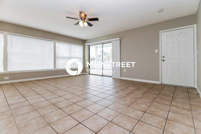 Building Photo - 2 Bedroom Pet-Friendly Home in Fort Myers,...