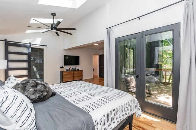 Building Photo - Ultra Modern Three Bedroom Home!