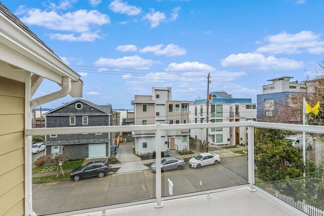 Building Photo - Quintessential West Seattle Townhome with ...