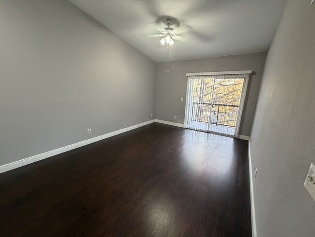 Building Photo - 1940 Lake Atriums Cir