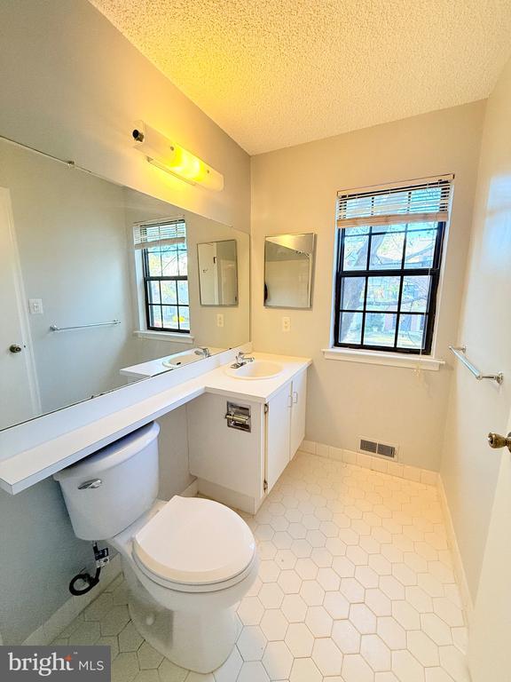Building Photo - 31 Drewes Ct