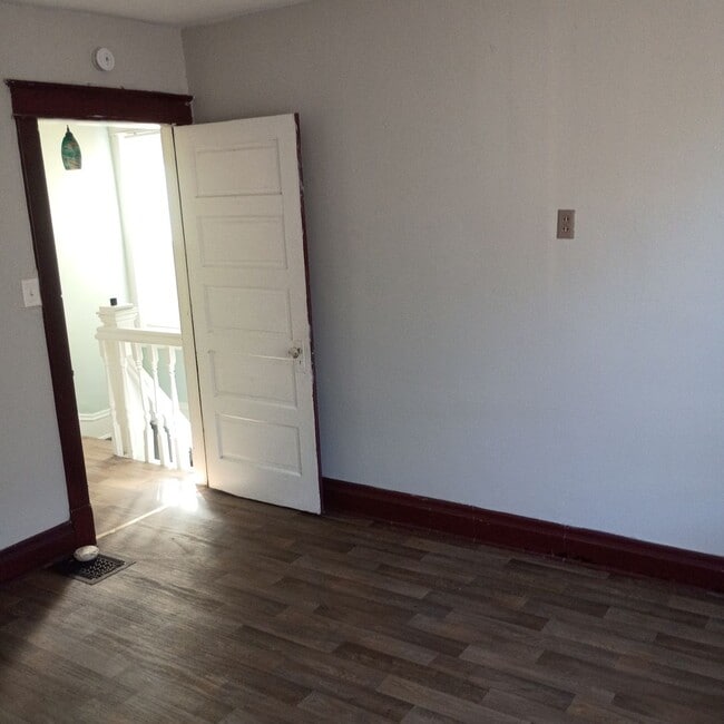 Building Photo - Cute Update 2 bedroom in convenient location!