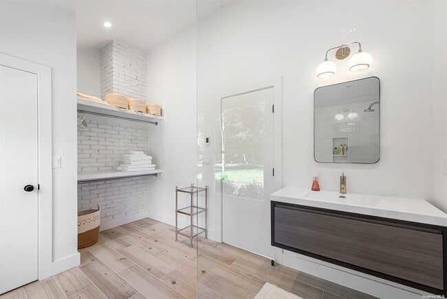 Building Photo - 94 Pembroke Dr