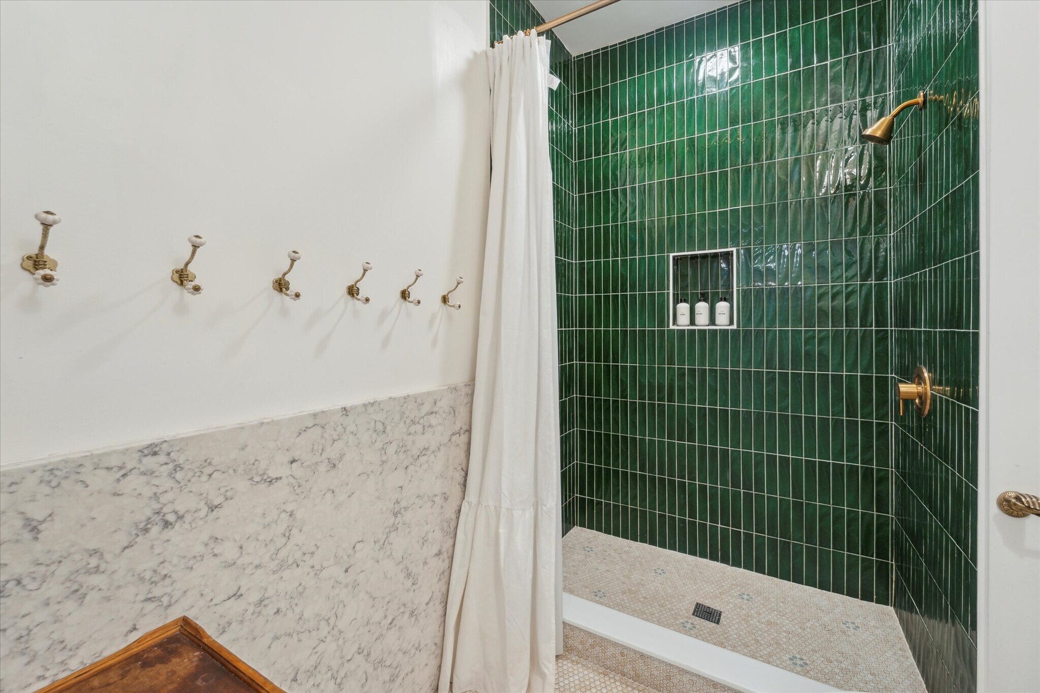 Building Photo - 211 W 40th St