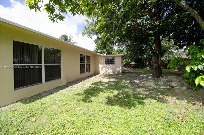 Building Photo - 420 SW 62nd Ave