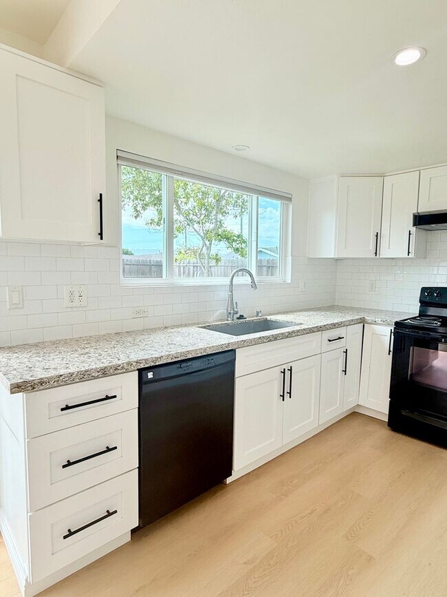 Building Photo - 3Bed/3Bath House Plus Office in South Torr...