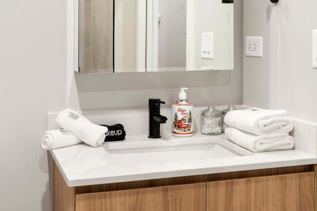 Building Photo - 6044 N Winthrop Ave