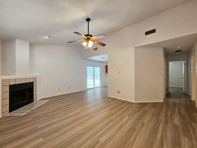 Building Photo - HUGE RENT REDUCTION & READY FOR MOVE-IN!