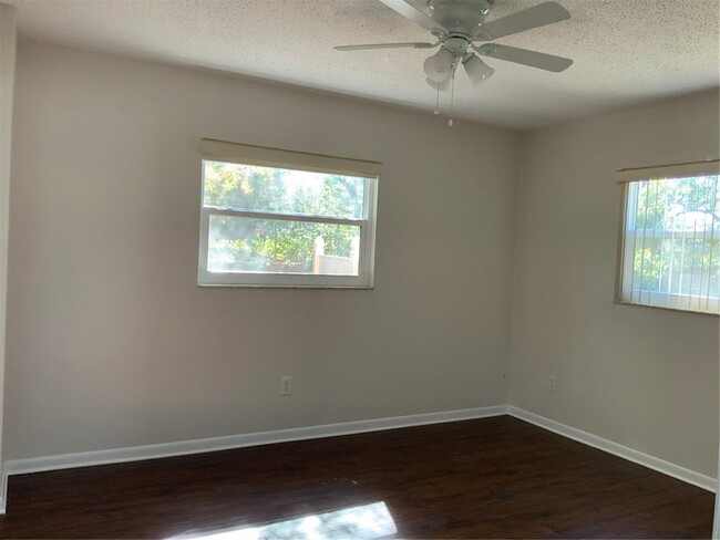 Building Photo - 2525 W Bay Dr