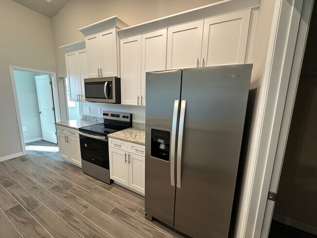 Building Photo - NW Cape Coral Home 4 Bedroom/ 2 Bath/ 3 Ca...
