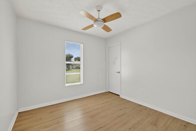 Building Photo - 561 SE Karrigan Terrace