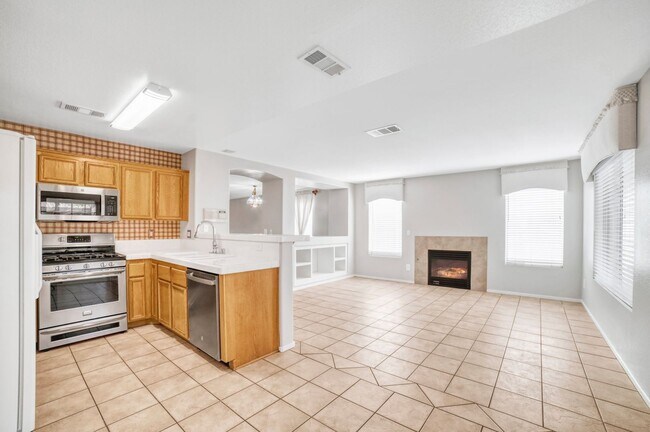 Building Photo - HENDERSON, GATED COMMUNITY, IMMACULATE ONE...