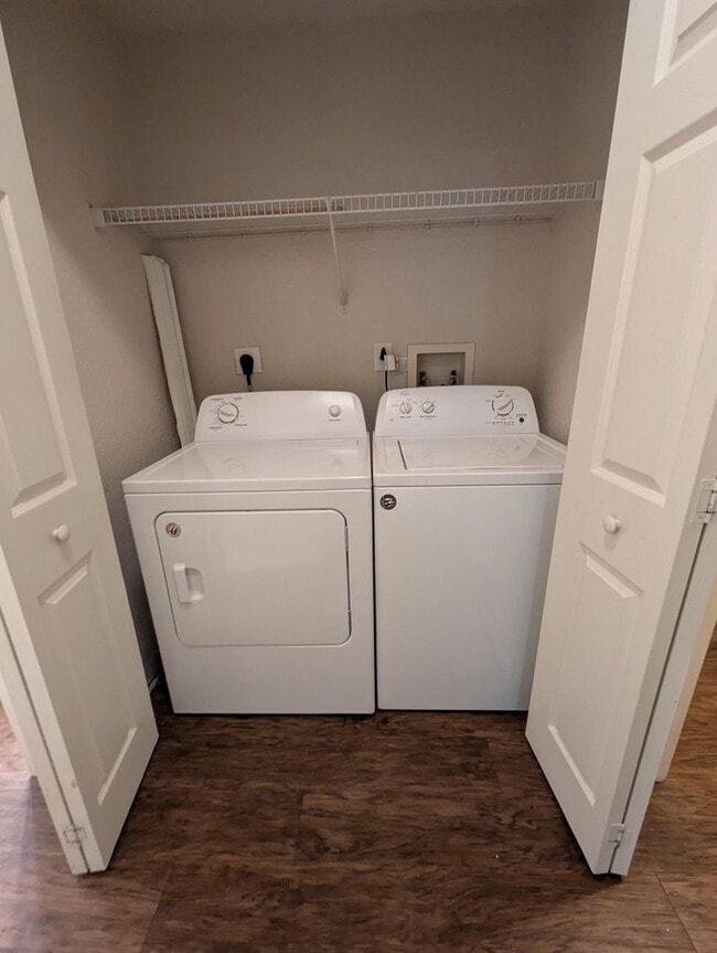 Building Photo - Huge Studio Unit 785 square feet! Updated,...