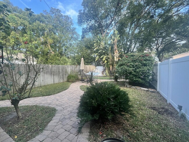 Building Photo - 1625 Park Lake St