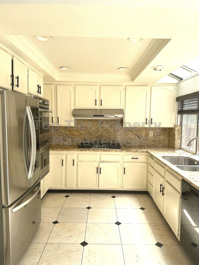 Building Photo - Beautiful 3 Bed / 2.5 Bath / 2,211 Sqft Sa...