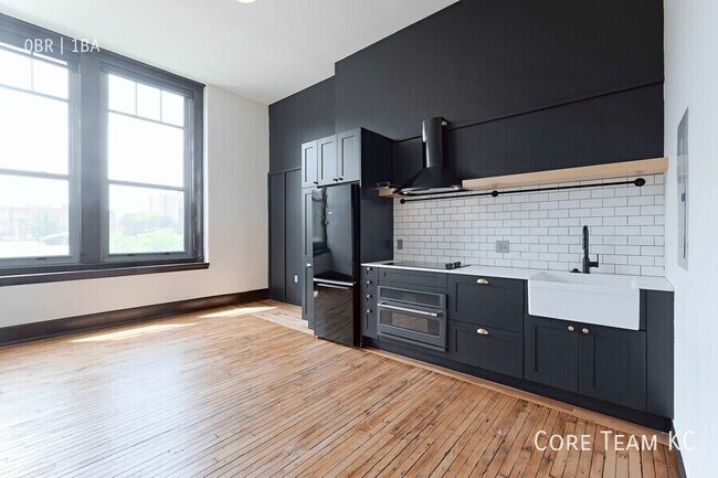 Building Photo - 310 E 39th-S3