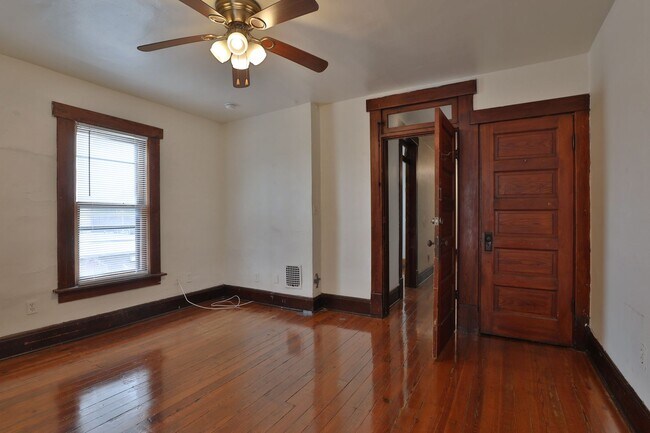 Building Photo - Large 4 Bedroom North Campus Townhouse - 1st house from High Street