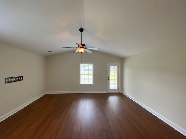 Building Photo - 3 Bedroom 2 Bath home in LEXINGTON.