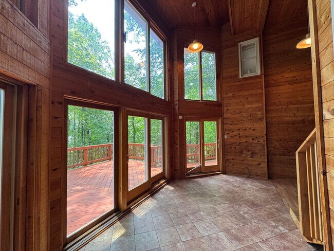 Building Photo - Fantastic 4 Bed 3.5 Bath Townhome With Sun...