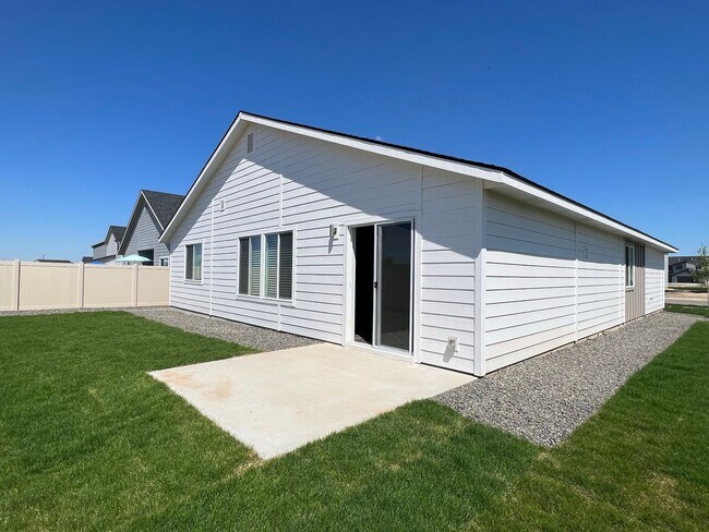 Building Photo - Newer 3 bed 2 bath with a home office just...