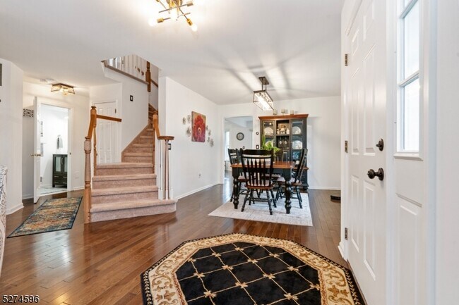 Building Photo - 18 Pond Ridge Dr