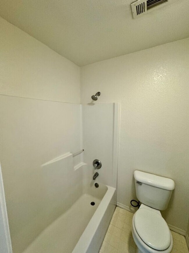 Building Photo - 2 Bedroom 2 Bath Centrally Located Condo