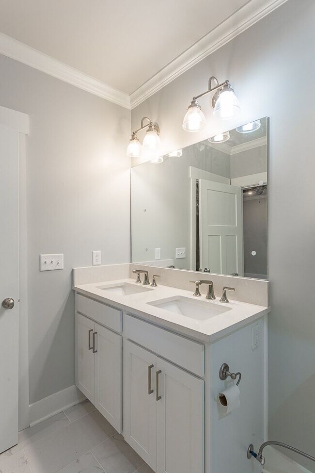 Building Photo - Beautiful & Updated Ridgedale Home!