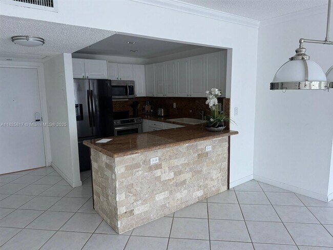 Building Photo - 2301 Collins Ave