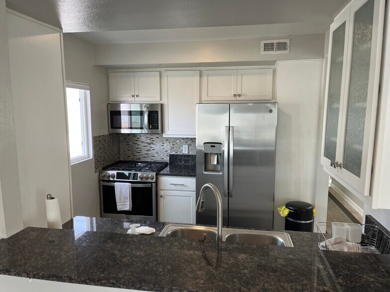 Building Photo - 208 30th St