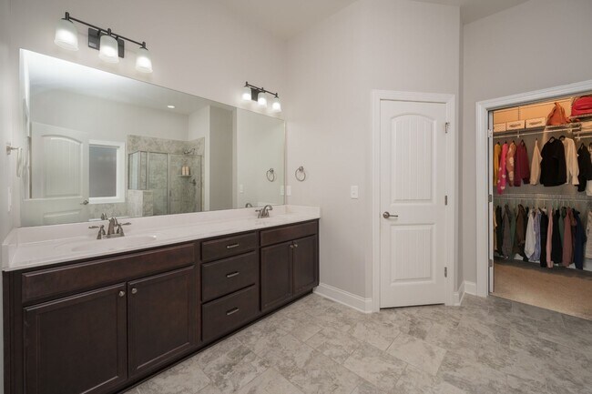 Building Photo - **LIKE NEW EXECUTIVE HOME IN A CUL-DE-SAC ...