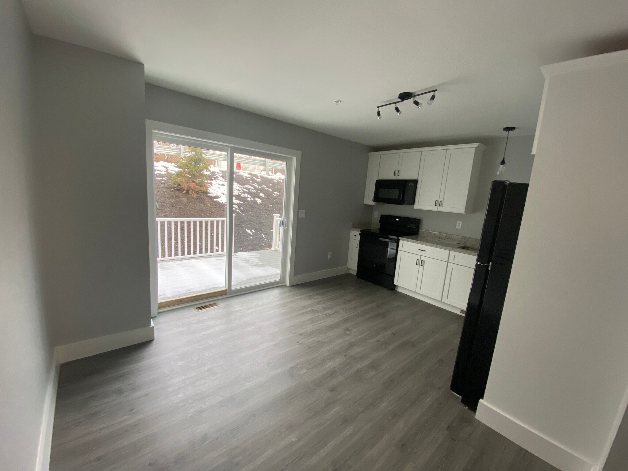 Building Photo - 32 Main St