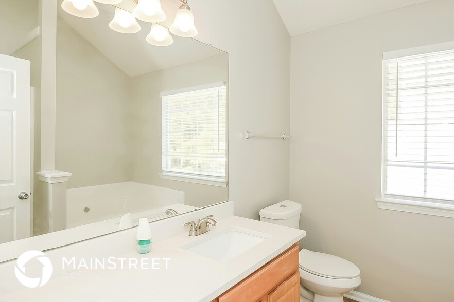 Building Photo - 3230 Diamond Blf