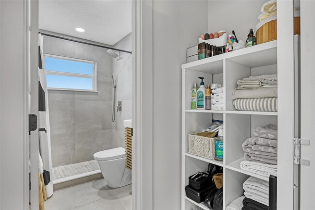 Building Photo - 414 W Mango St