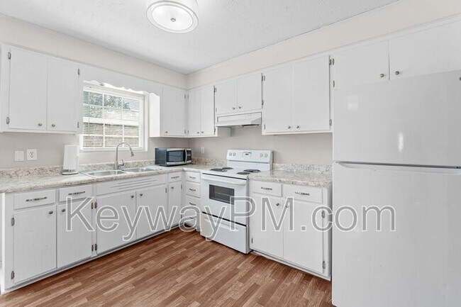 Building Photo - 2021 Fernwood Cir