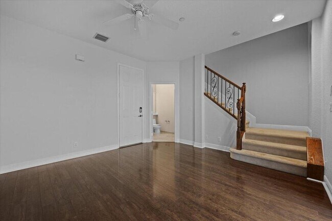 Building Photo - 4902 Vine Cliff Way E