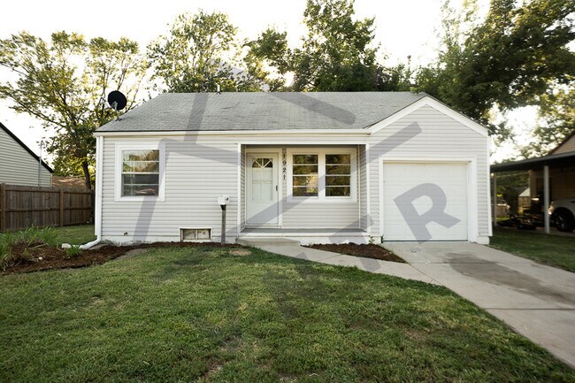 Building Photo - 1921 S Vine St