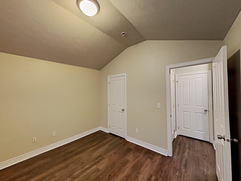 Building Photo - 3721 Lake Vista Dr