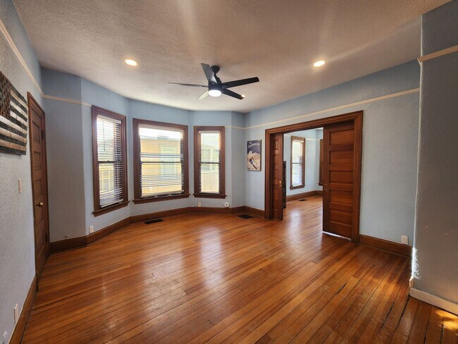 Building Photo - 716 EB