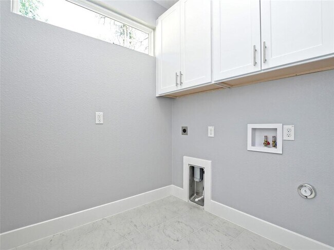 Building Photo - 1130 Lott Ave