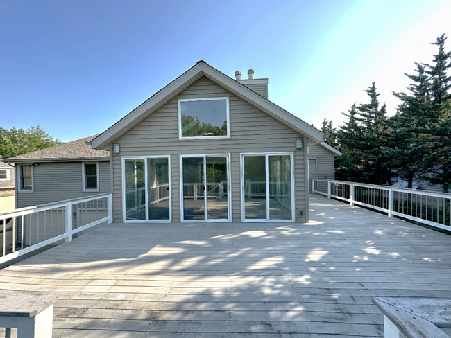 Building Photo - Elegant 4-Bedroom Home in Beautiful Lake S...